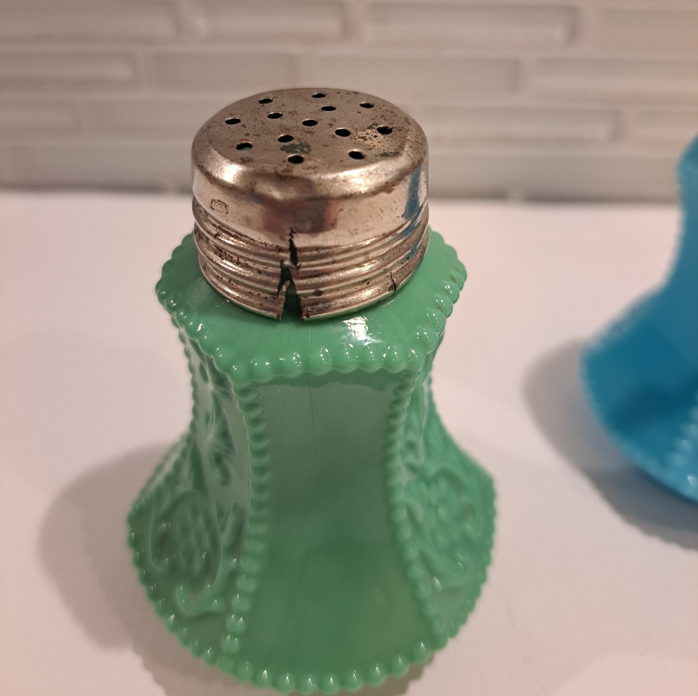 Vtg McKee Glass Pr FLOWER PANEL Beaded Blue & Green Salt & Pepper Shakers - Picture 6 of 14